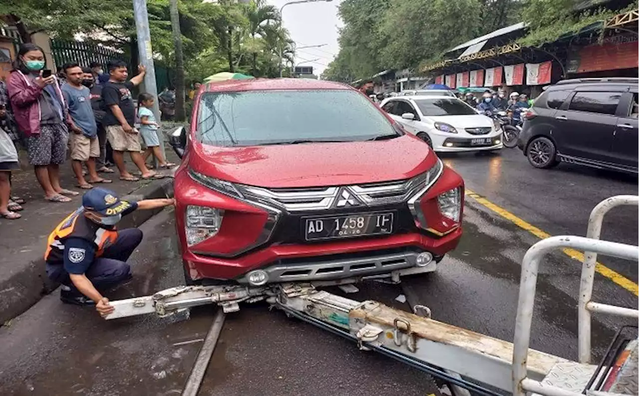 Mobil Merah Pelat Karanganyar Parkir di Rel Depan PGS Solo, Diderek Deh