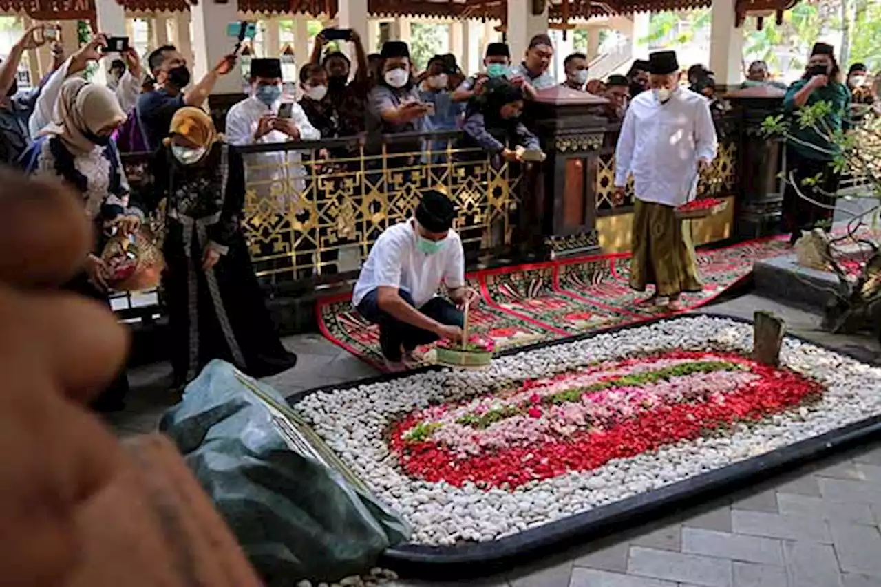 Napak Tilas Ulama, Ganjar Ziarah ke Makam Tokoh Pendiri NU di Jatim