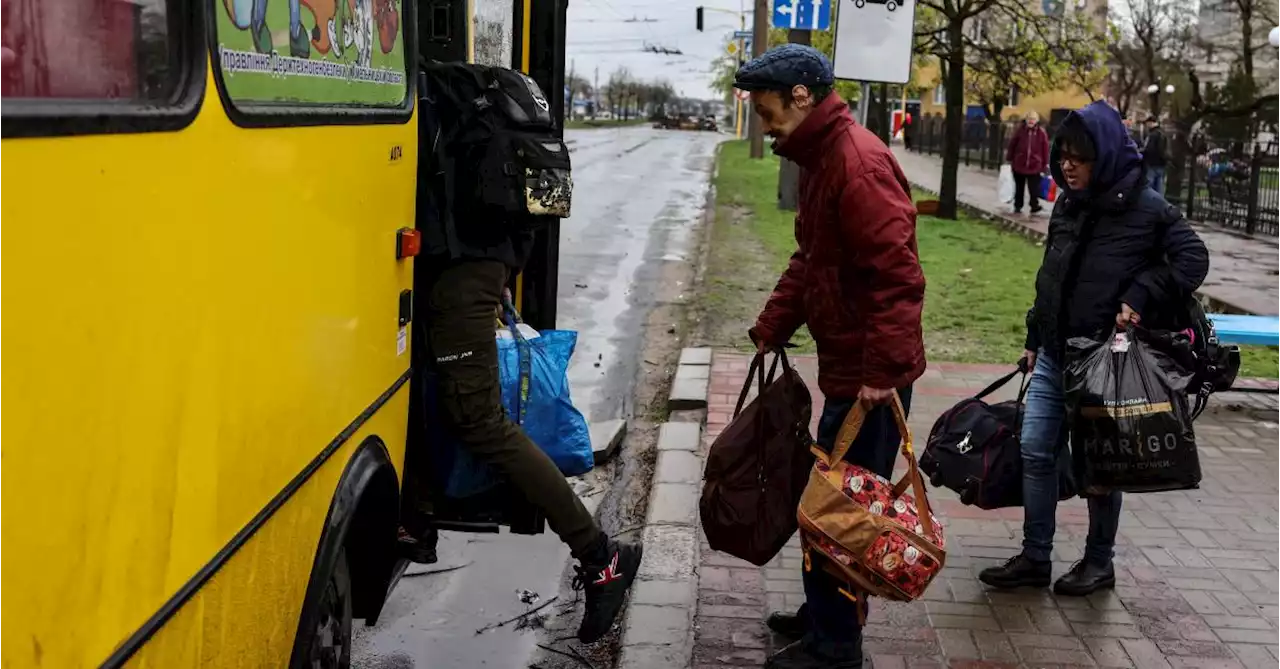 Guerre en Ukraine: environ 1.450 personnes évacuées samedi des zones assiégées en Ukraine