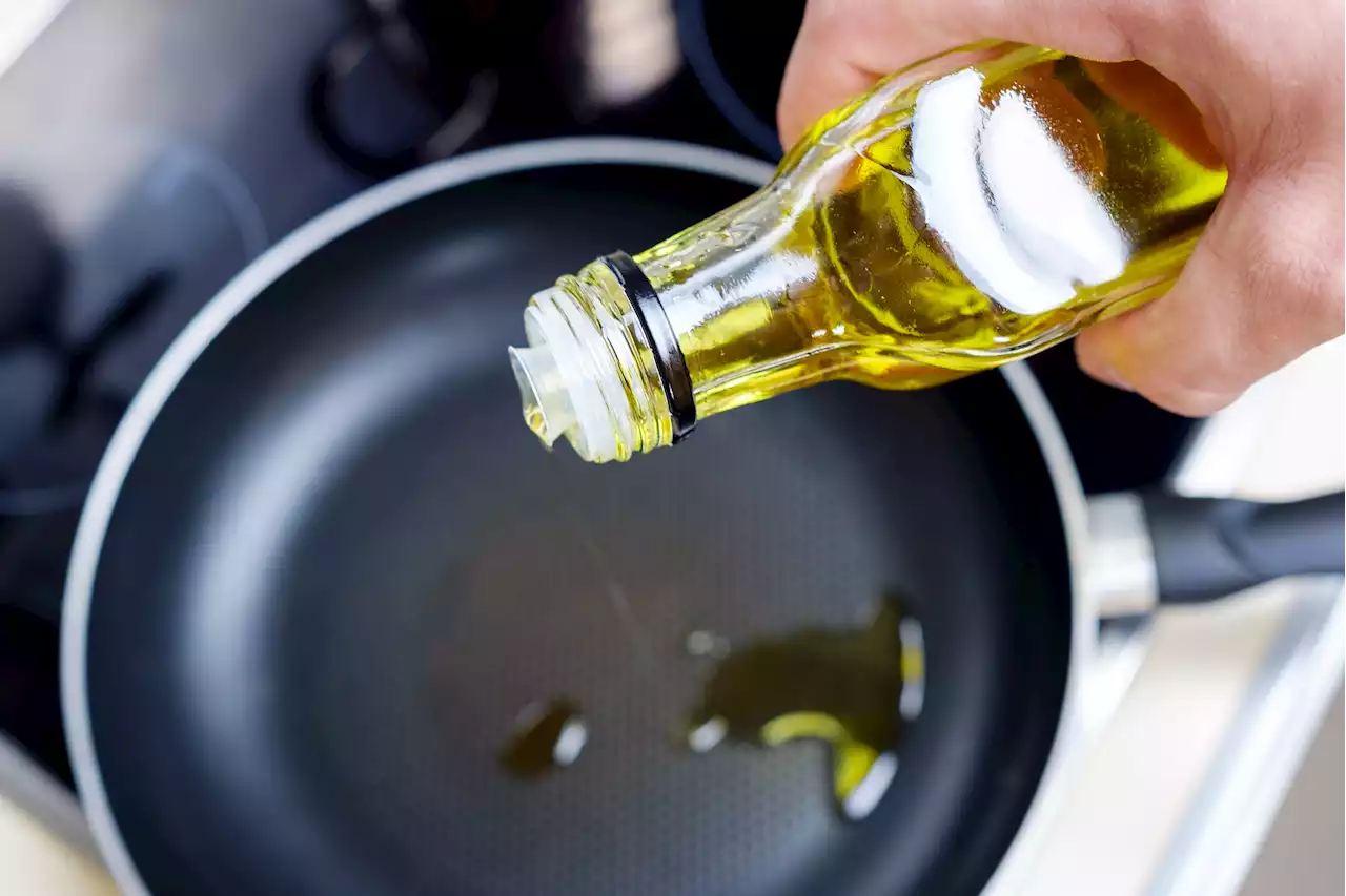 I’m a foodie and here is why I never cook with olive oil