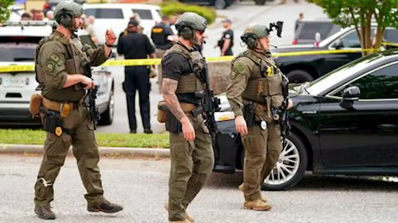 Shooting at US mall injures dozen, three detained