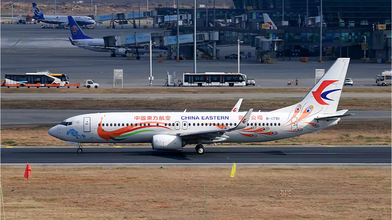 China Eastern guna semula pesawat Boeing 737-800