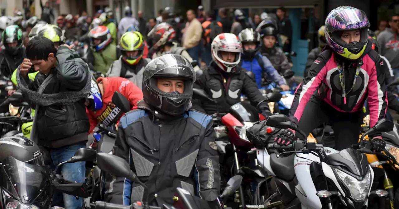 Así debe ir la placa en los cascos de los motociclistas en Bogotá