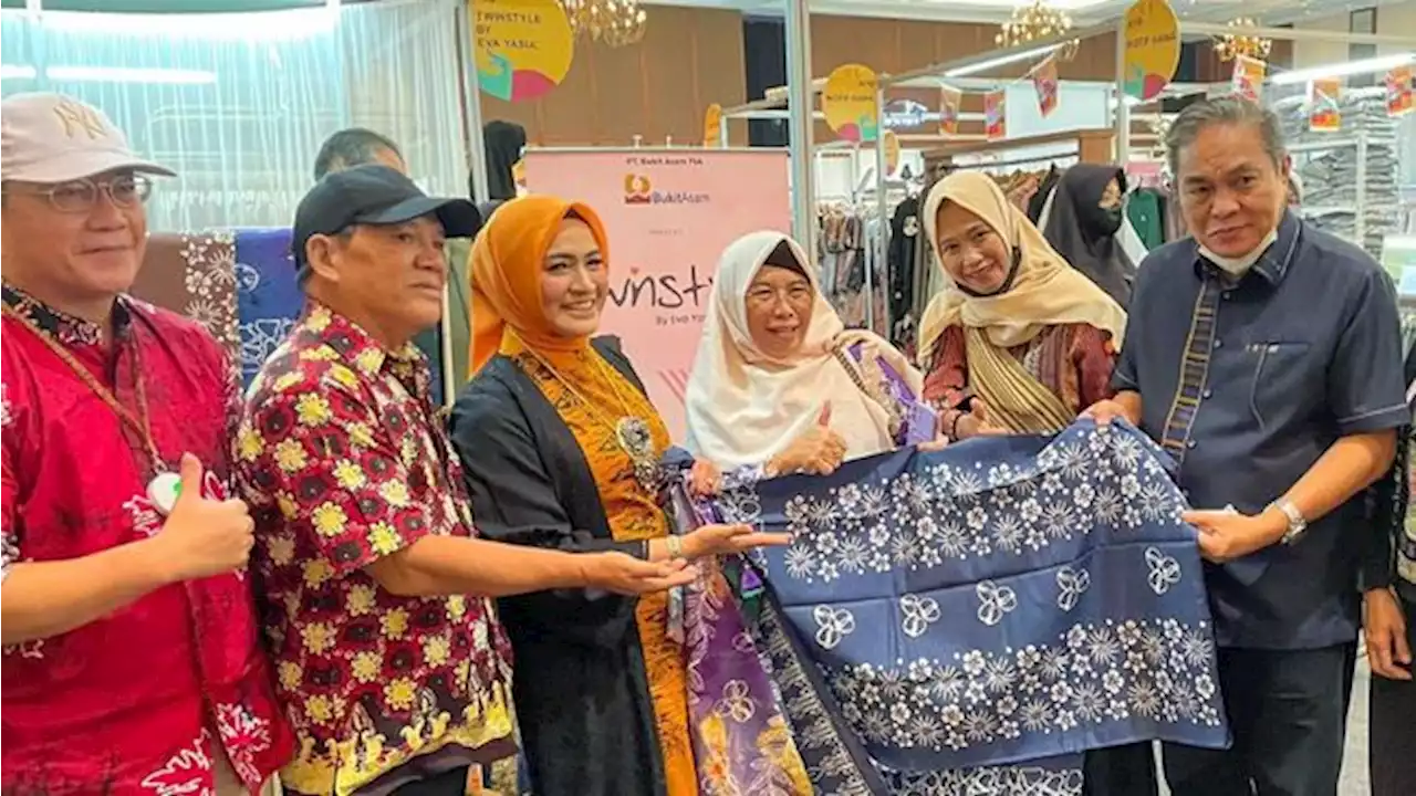 Batik Kujur Bukit Asam Tampil di Indonesia Fashion Week 2022