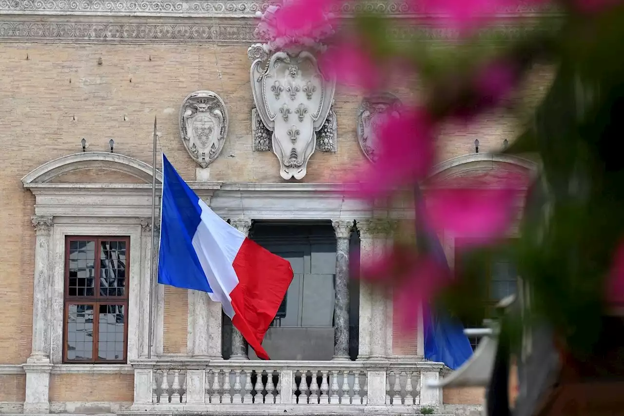 Suppression des corps diplomatiques : de Marine Le Pen à Jean-Luc Mélenchon, la classe politique remontée