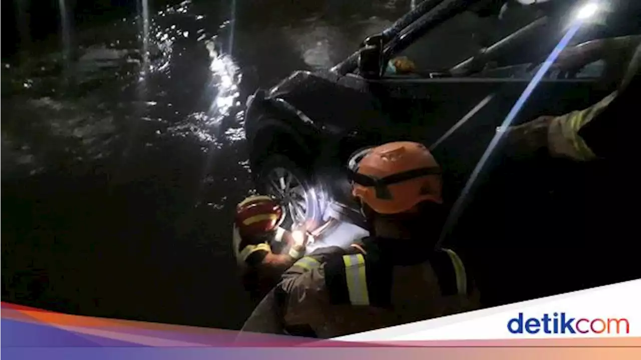 Mobil Terperosok ke Saluran Air di Cimanggis Depok Gegara Banjir