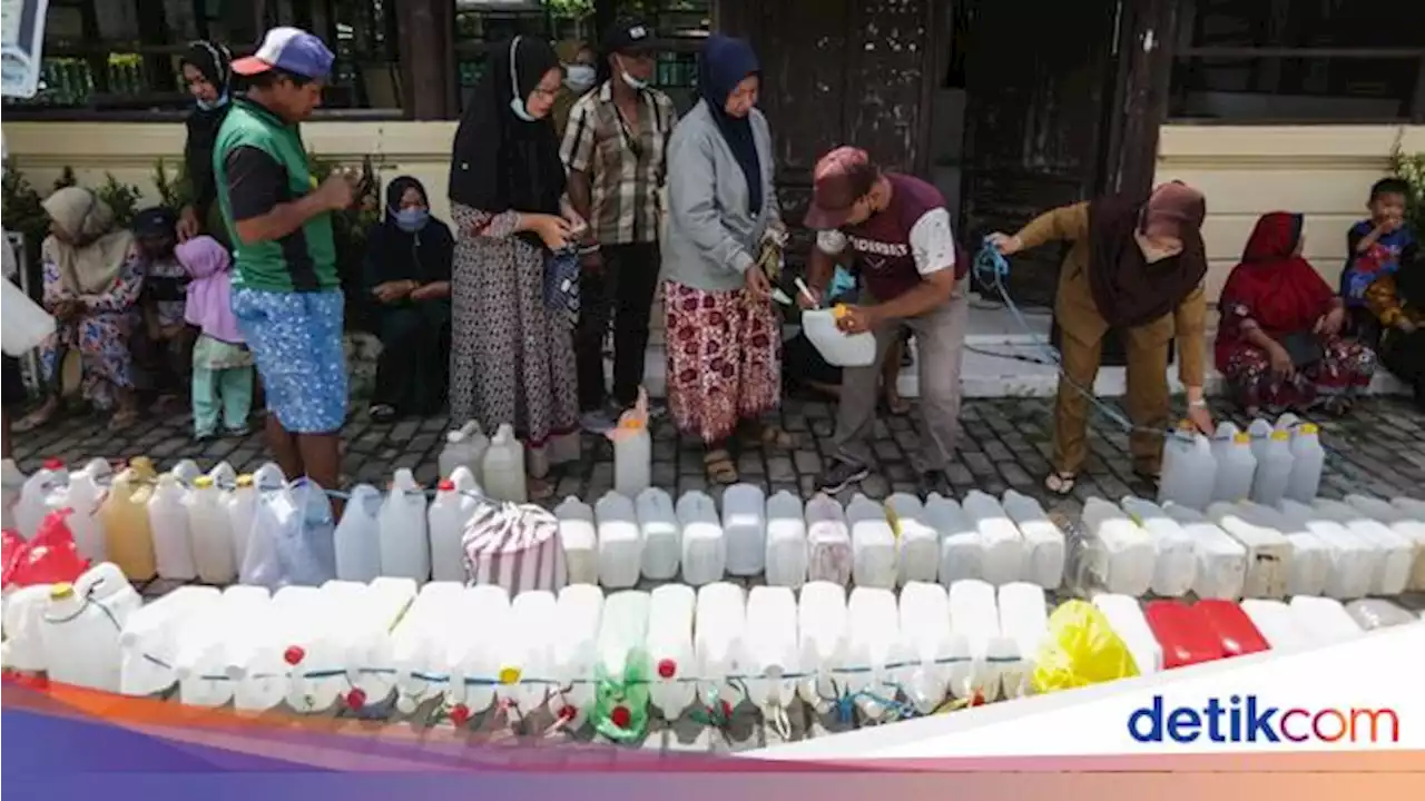 Barisan Jeriken Padati Operasi Minyak Goreng Curah Jelang Lebaran