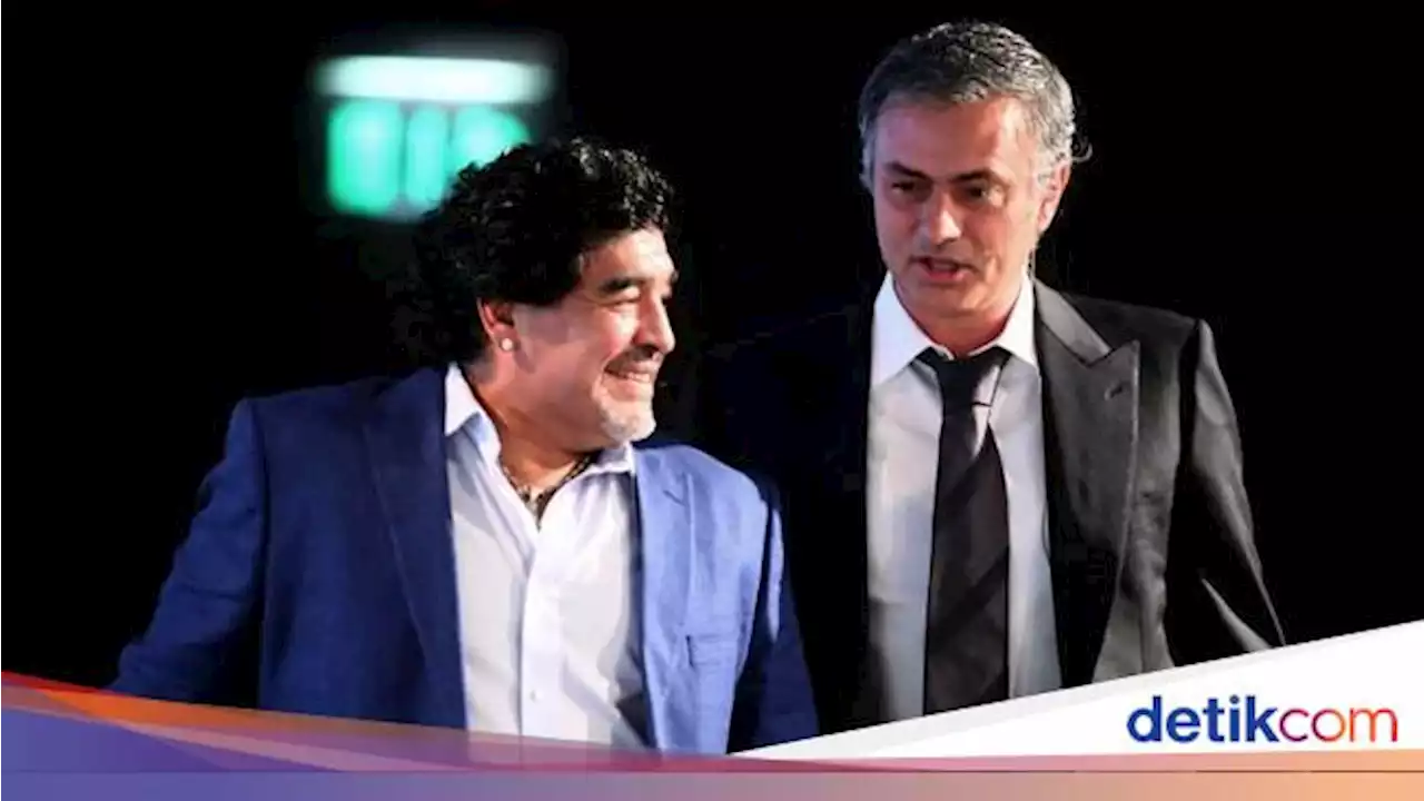 Mourinho 'Nyekar' ke Mural Maradona Jelang Napoli Vs Roma