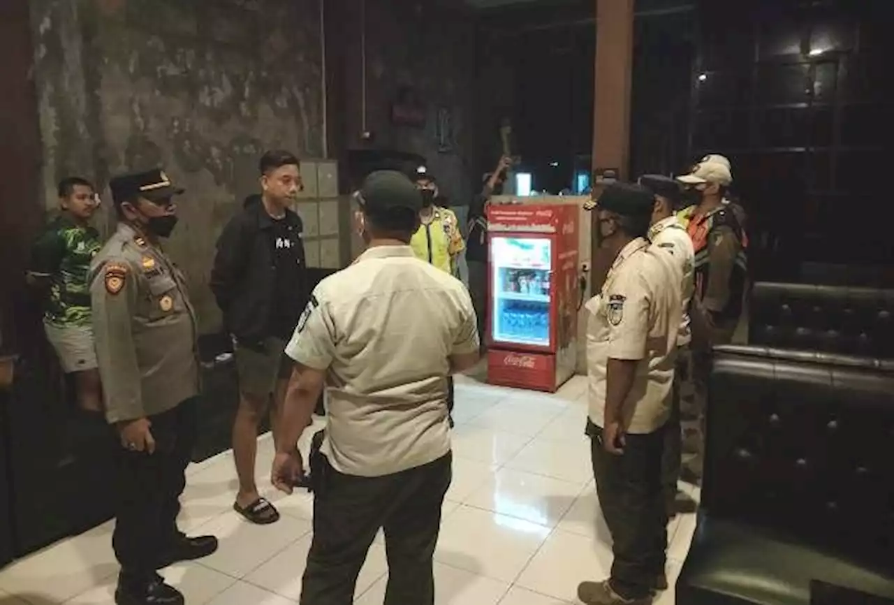 Polsek Ngasem Bersama Satpol PP Sidak Tempat Hiburan, Tiga Kafe Tutup