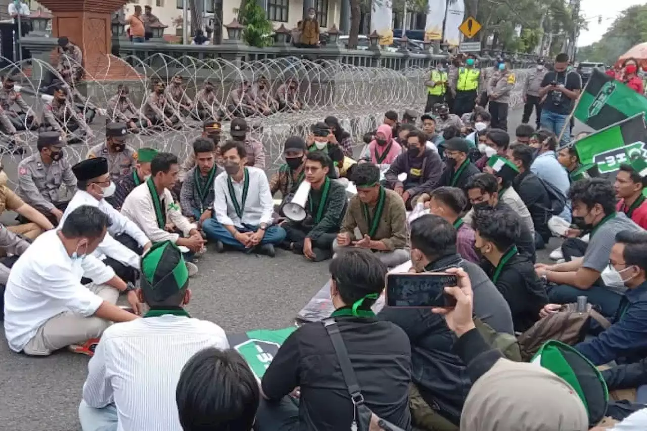 Mahasiswa Demo di Surabaya Malah Diajak Cangkrukan, Duduk Bareng Lesehan