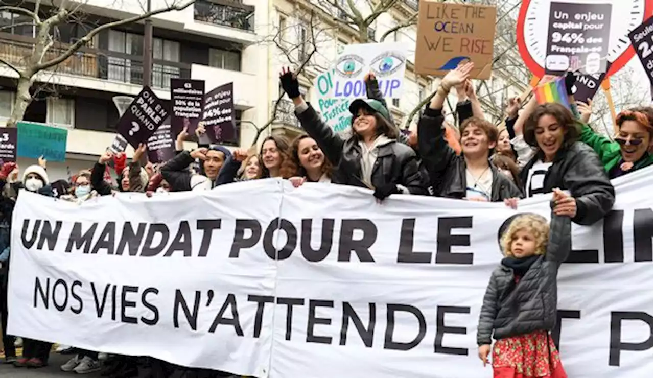 Présidentielle, pouvoir d'achat, rapport du Giec... En France, un climat de guerre