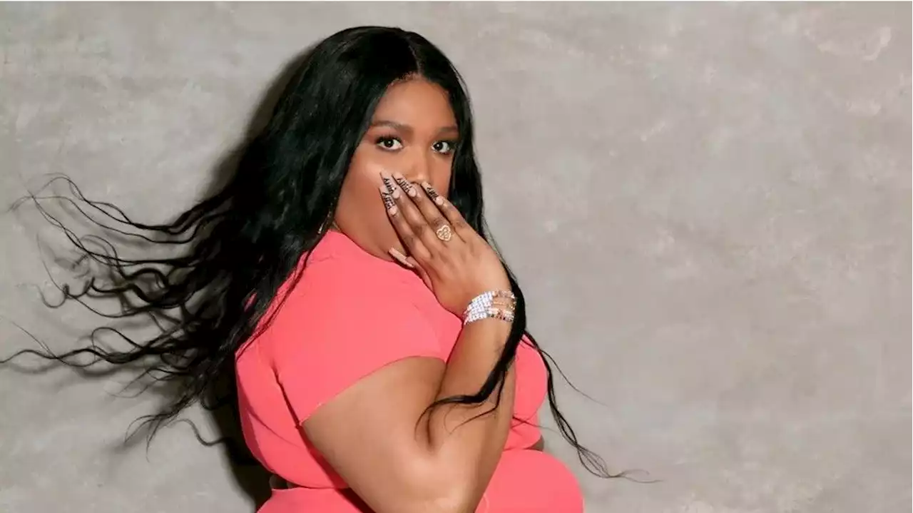 Lizzo ISN'T Pregnant With Chris Evans' Baby, She Confirms During 'SNL' Monologue