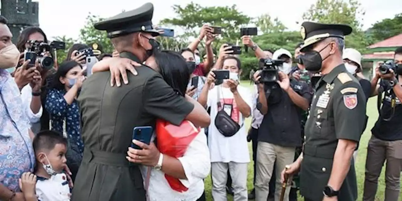 Tangis Haru Ibunda Henz Anaknya Kini jadi TNI, Pangdam Pattimura Berpesan Begini | merdeka.com