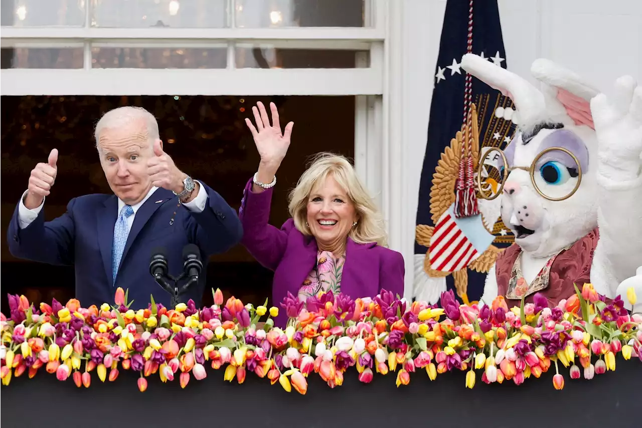 Biden ontvangt voor het eerst kinderen in de tuin van het Witte Huis voor paaseirollen