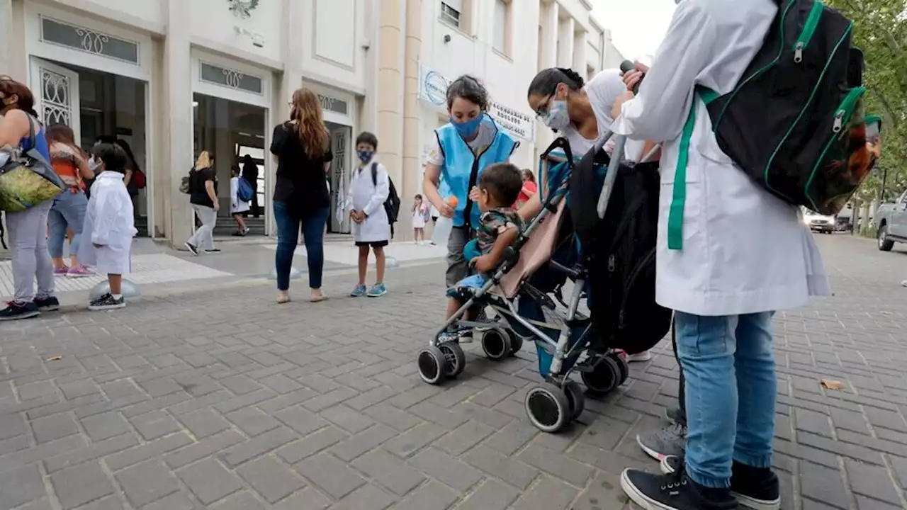 El uso de barbijo en escuelas bonaerenses dejó de ser obligatorio desde este lunes | Es optativo y se recomienda tenerlo puesto dentro de las aulas