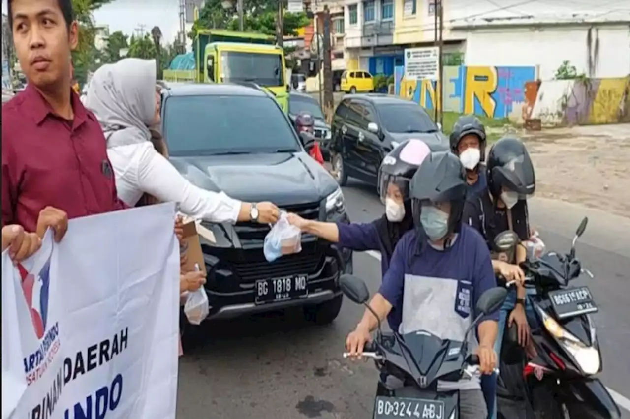 Peduli Masyarakat, Perindo Sumsel Bagikan Ratusan Takjil