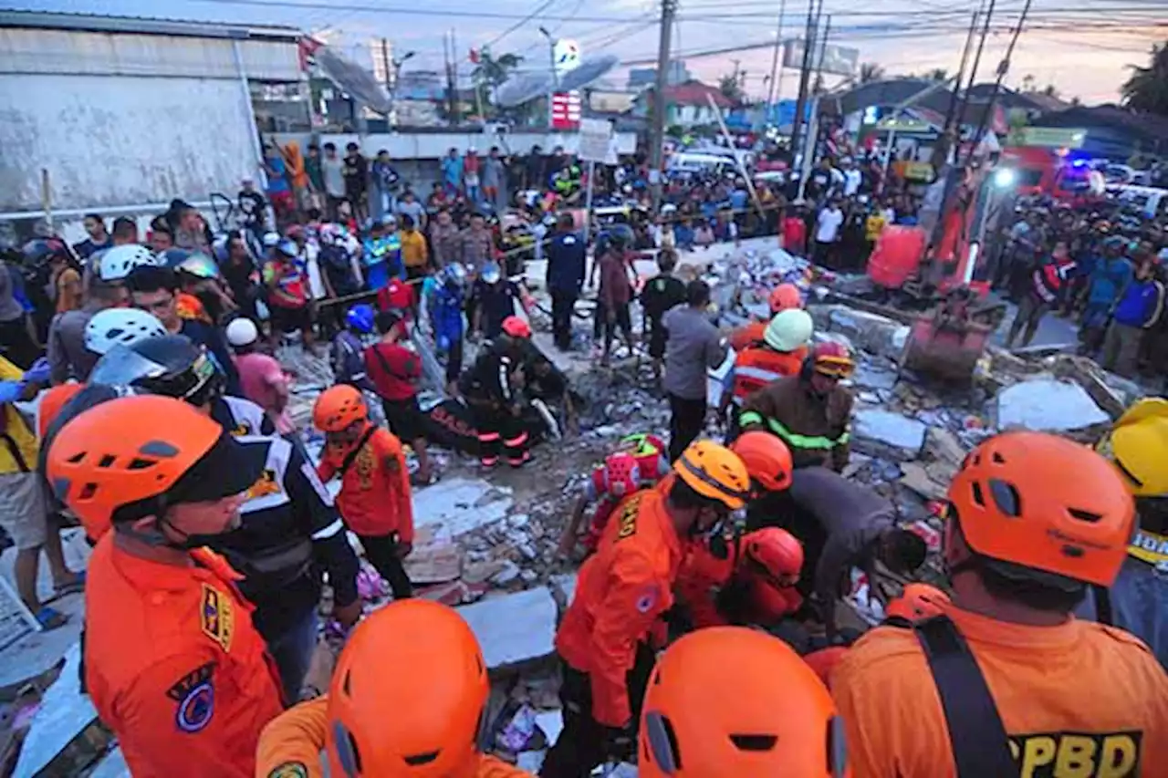 Bangunan Minimarket Alfamart di Kalsel Ambruk, Timpa 17 Orang