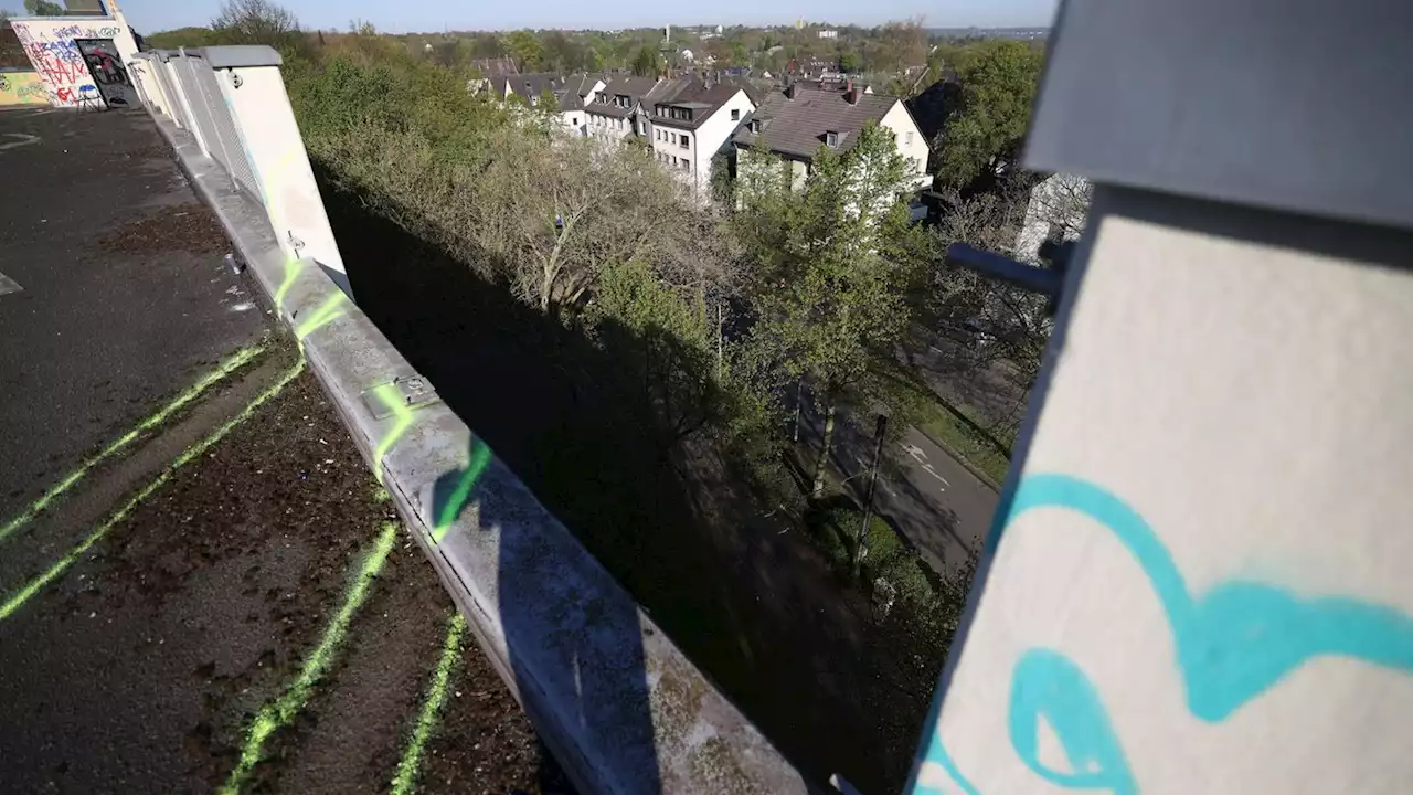 Auto stürzt in Essen von oberstem Parkdeck in die Tiefe – zwei Jugendliche sterben