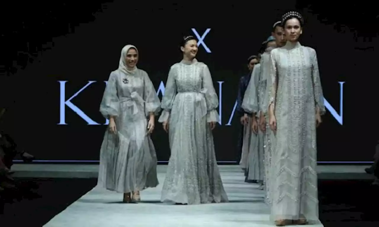 Gaya Raline Shah dan 2 Selebriti Melenggang di Indonesia Fashion Week 2022