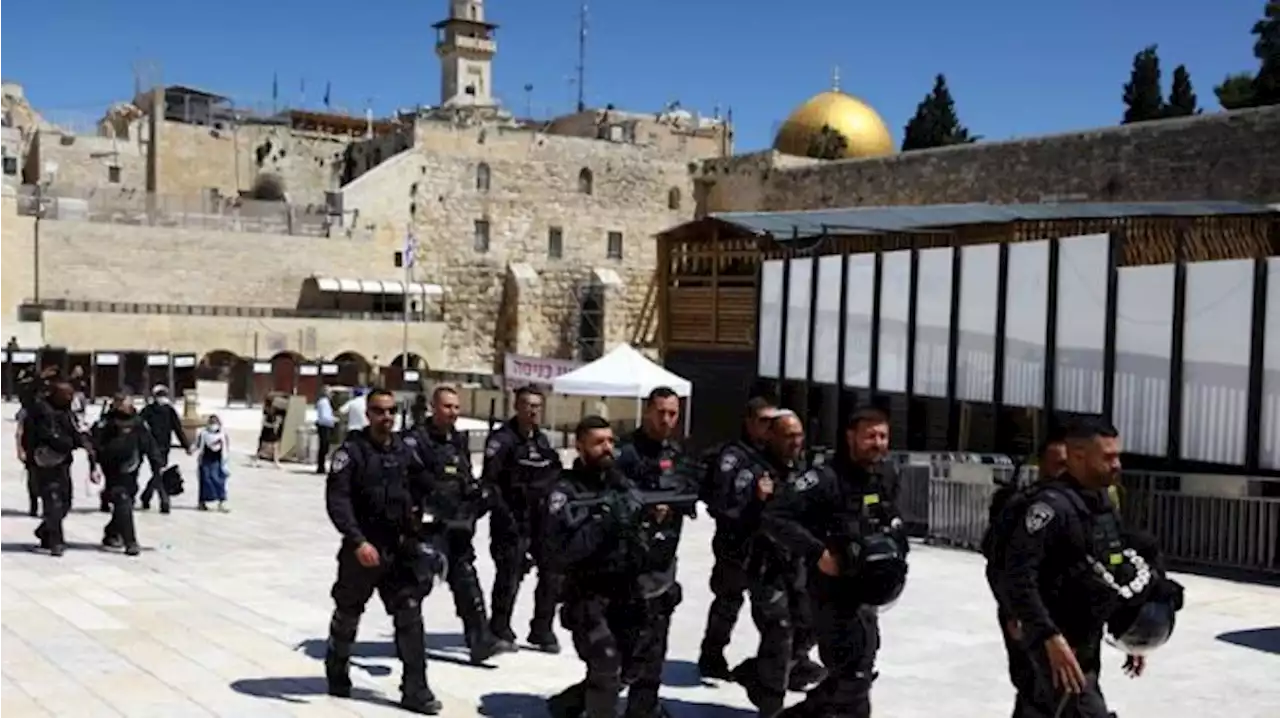 Polisi Israel Menyerbu Masjid Al Aqsa, Partai Mundur hingga Marahnya Bella Hadid