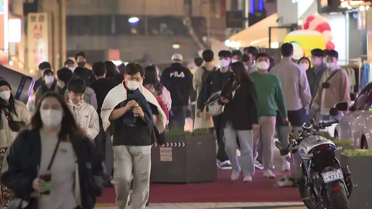 '거리두기' 해제 첫날밤...식당·주점 '북적'