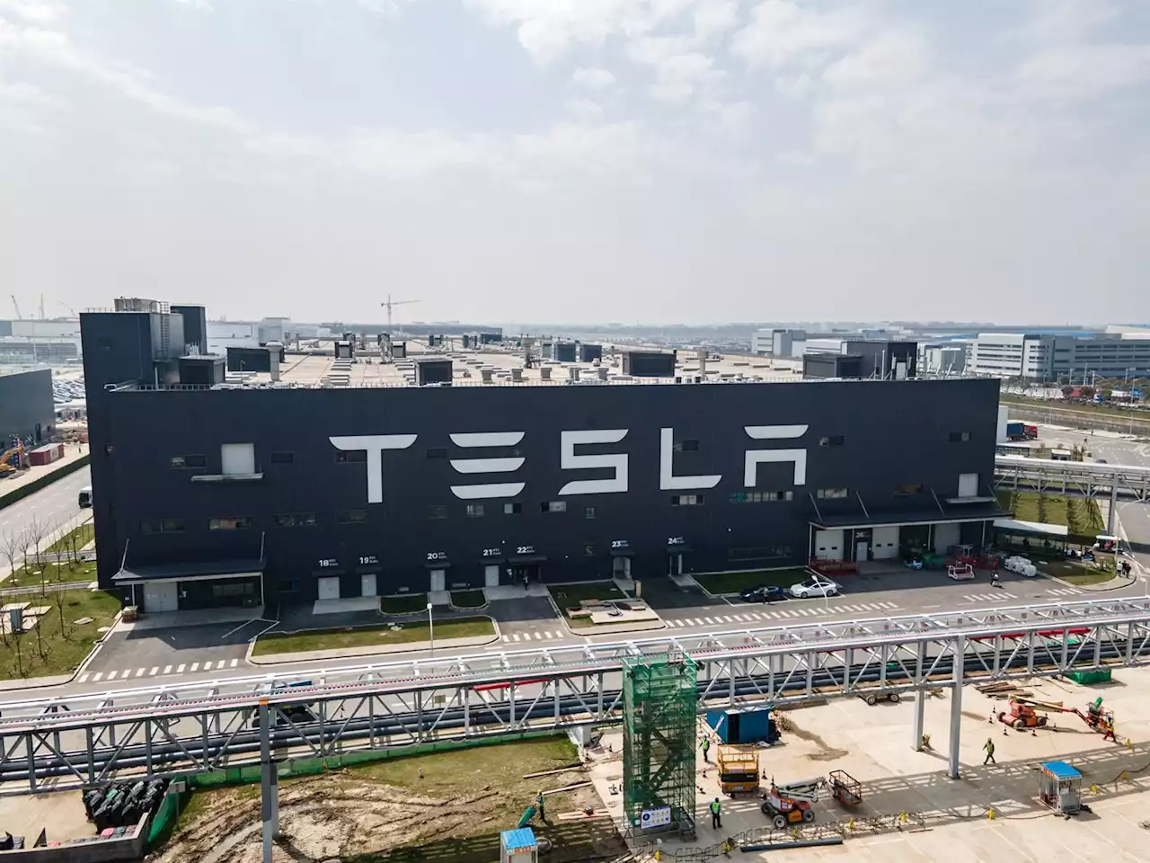 Shanghai Tesla staff will eat, sleep in factory as it enters 'closed-loop system' to avoid shutdowns | Businessinsider