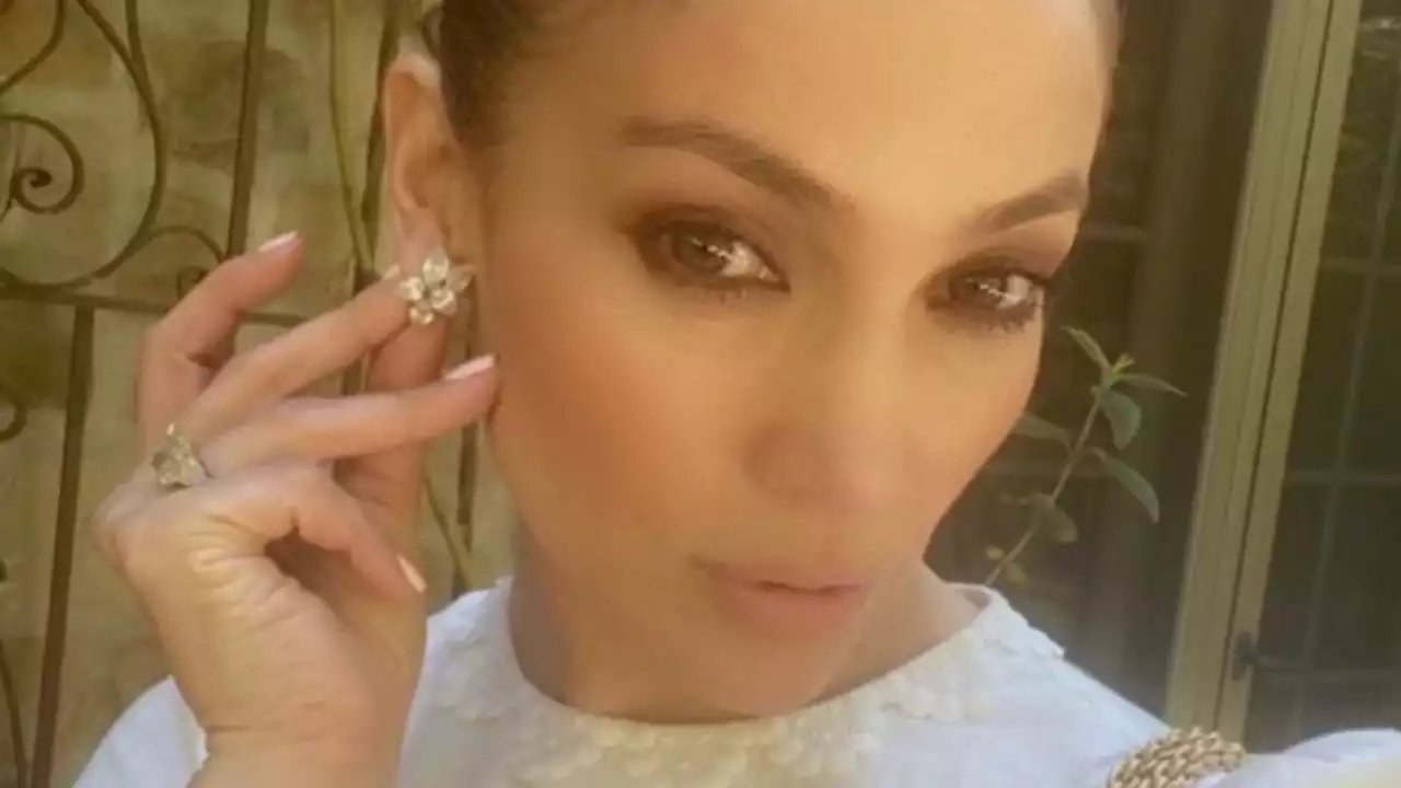 Jennifer Lopez Shows Off A Mega Engagement Manicure