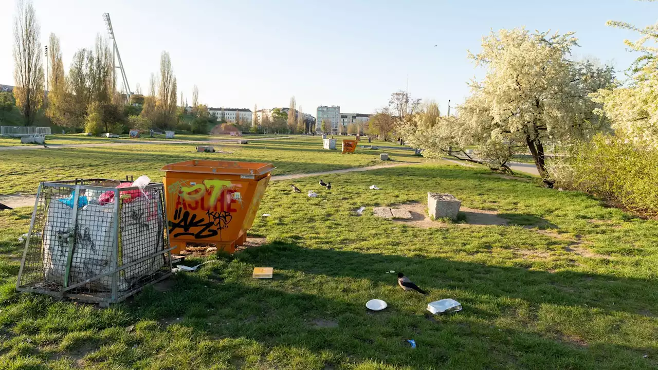 Müll-Kater in den Berliner Parks nach den Osterfeiertagen