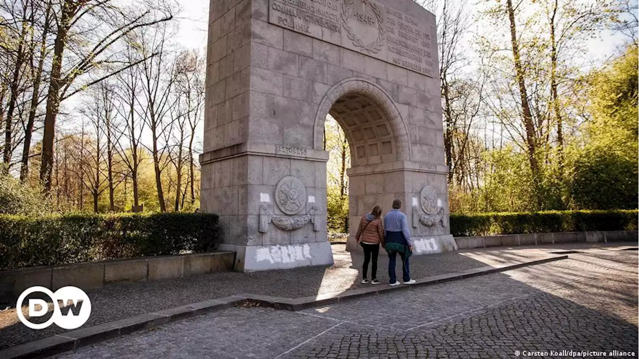 Полиция Берлина расследует дело об осквернении мемориала в Трептов-парке | DW | 19.04.2022