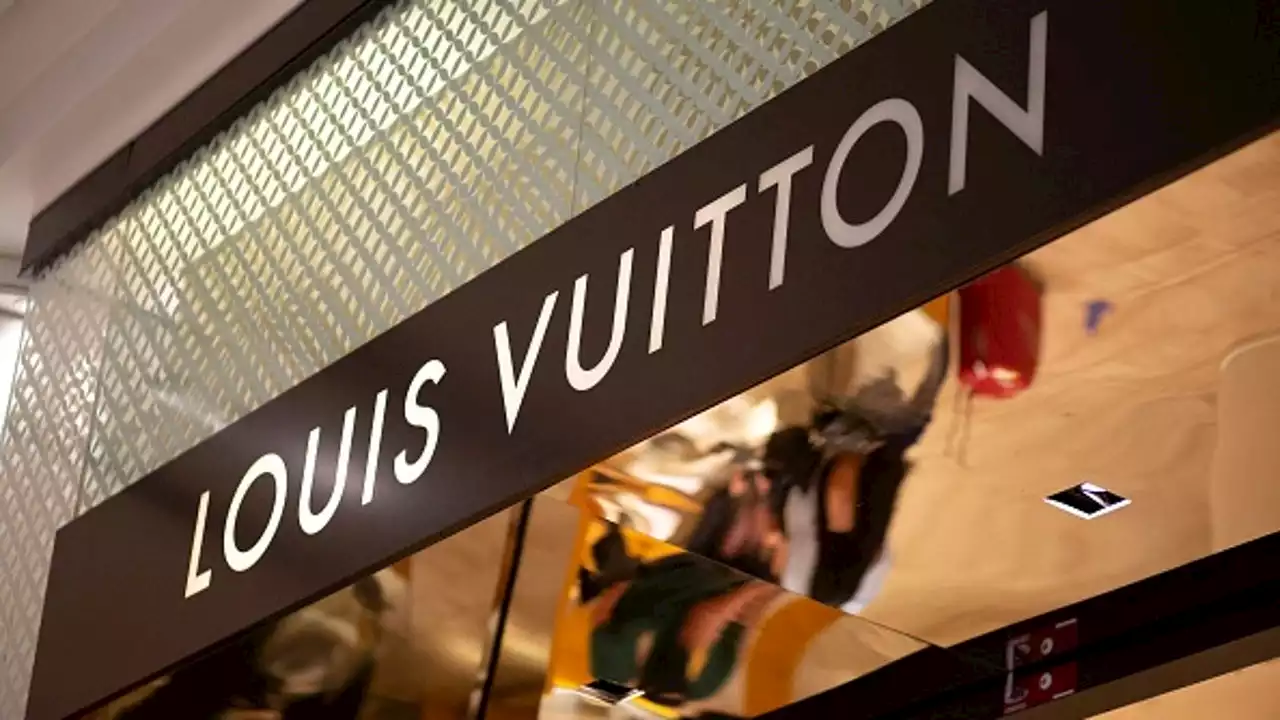 Austin man reportedly pours red dye on woman walking out of Louis Vuitton store