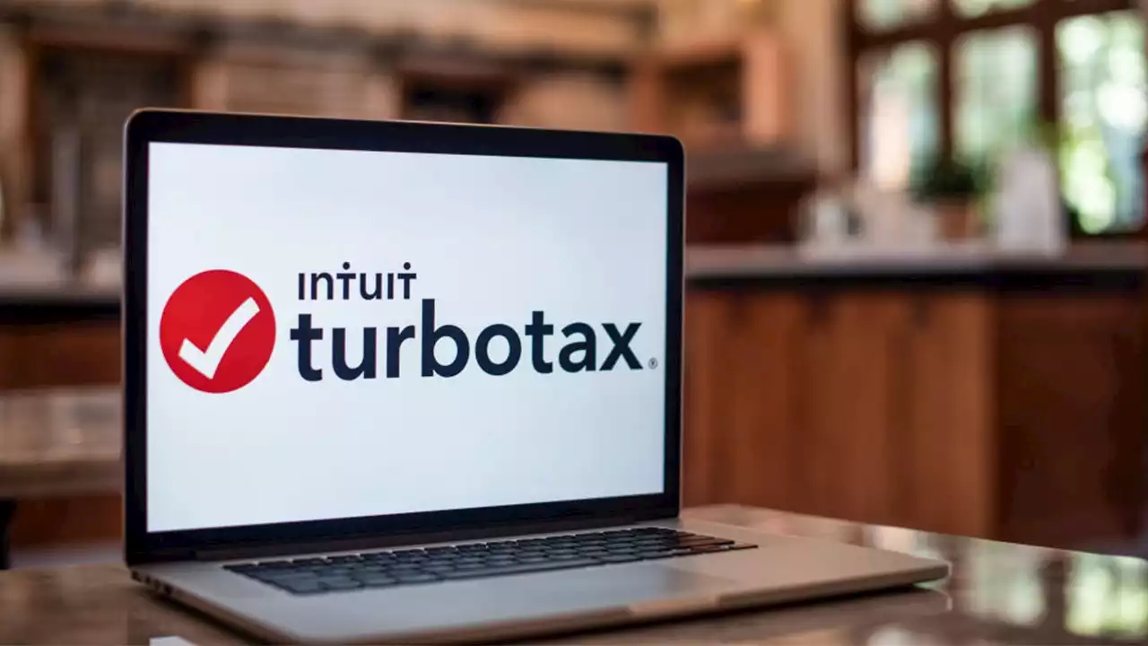 Sen. Elizabeth Warren accuses TurboTax of ‘shady business practices,’ flawed free file program