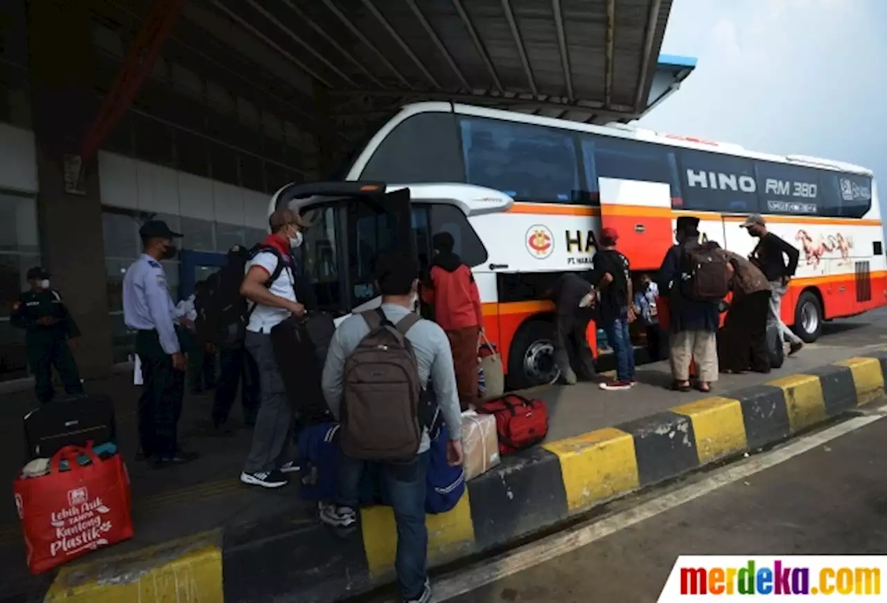 Foto : Suasana Terminal Pulogebang Jelang Dua Pekan Lebaran | merdeka.com