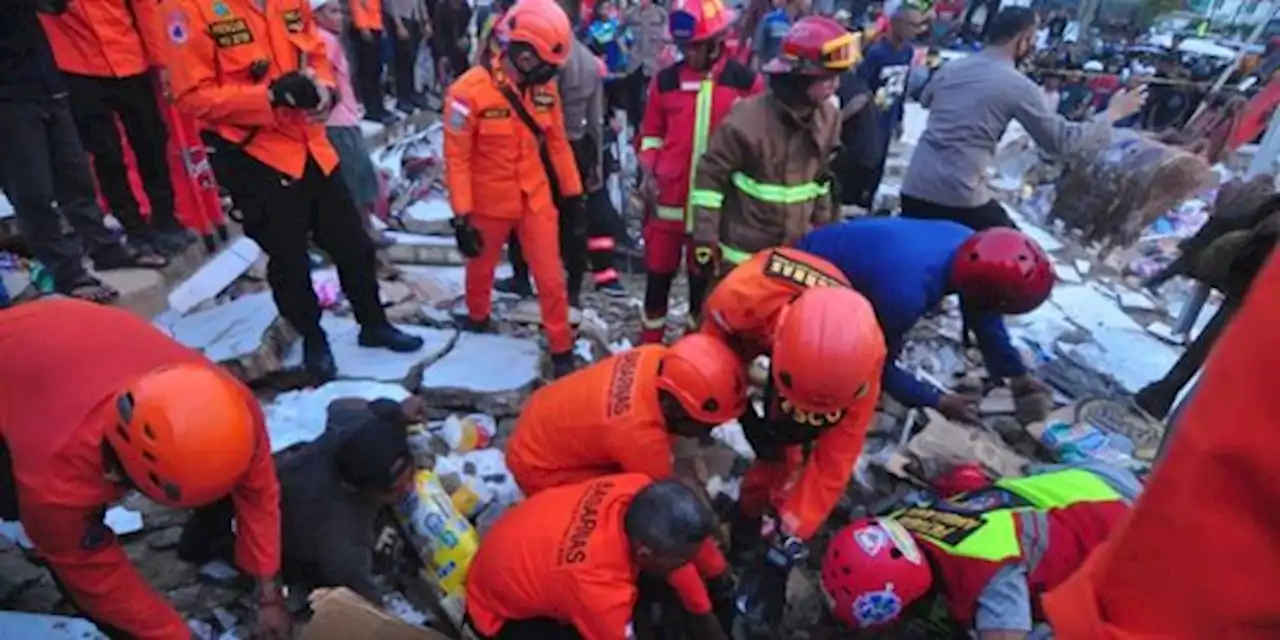 Kawasan Minimarket Ambruk di Kalsel Kerap Banjir dan Bangunannya Sudah Tua | merdeka.com