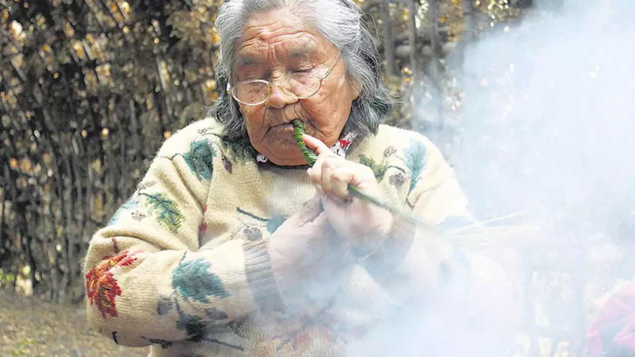 El adiós a Cristina Calderón, pobladora yagán de Tierra del Fuego | La hablante yagán de 93 años, símbolo de resistencia de una cultura que late