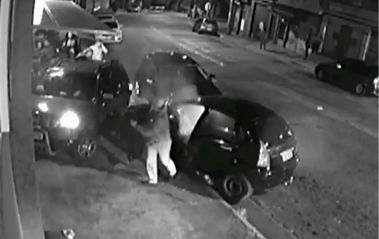 Homem bate em carro da ex e a agride com uma barra de ferro em SP