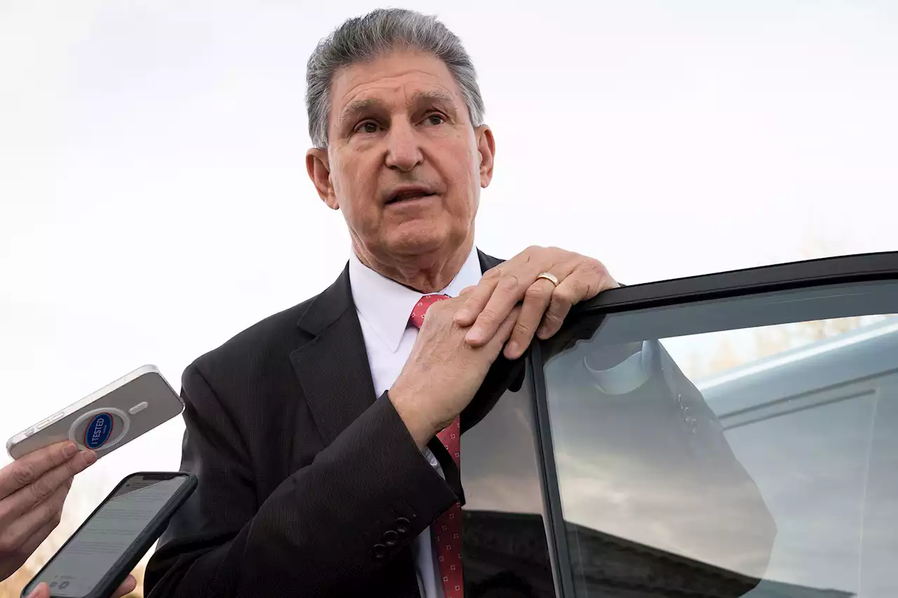 Joe Manchin Hobnobbed With Billionaire Trump Donors at Palm Beach Fundraiser