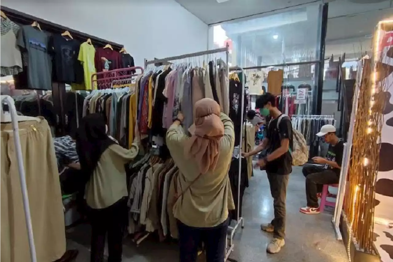 Bazar di Kantor Perindo Sumbar Makin Malam Semakin Ramai