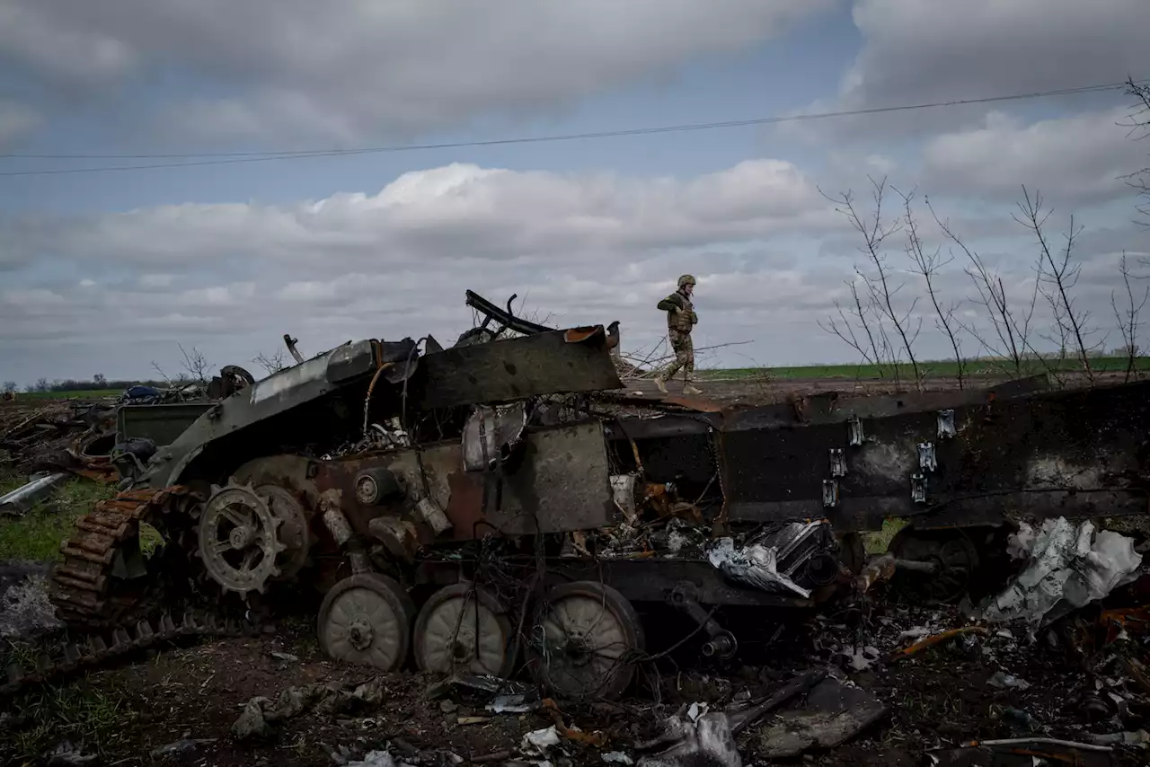 As the war moves east, Russia and Ukraine still facing off in Kherson