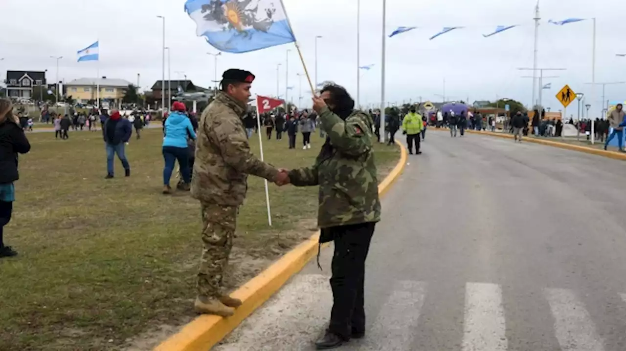 El tradicional 'Desfile del 2 de abril' reunió a una multitud en Río Grande