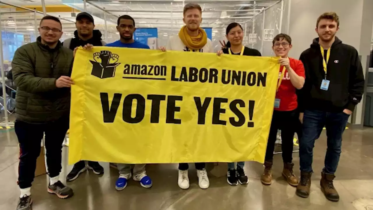 Trabajadores de Amazon aprueban el primer sindicato de la empresa en EEUU