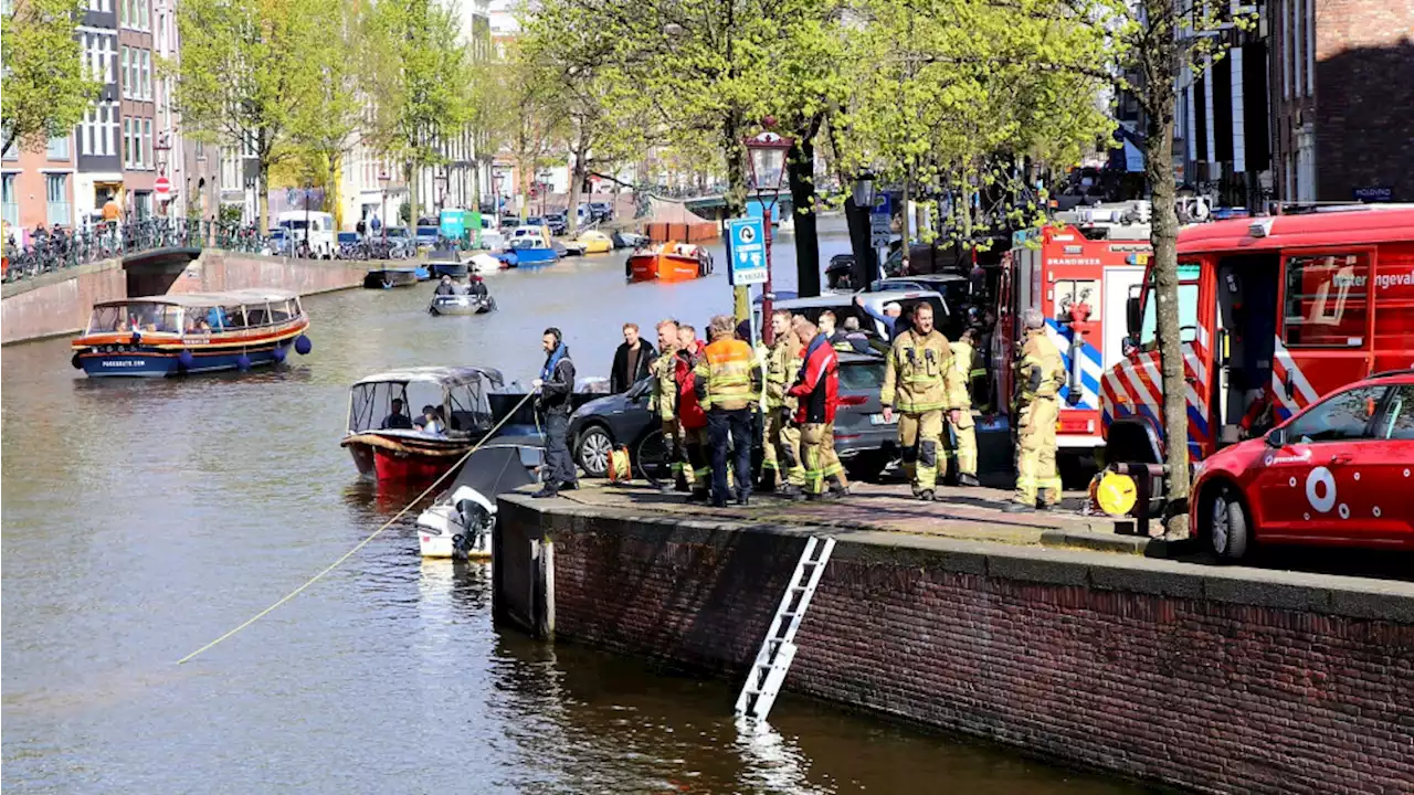 Busje met negen inzittenden te water op Prinsengracht