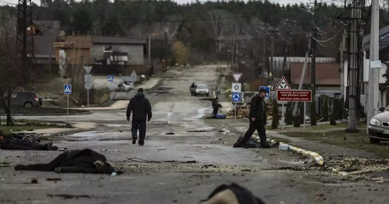 Horror en una ciudad ucraniana tras el paso de las tropas rusas: cadáveres en las calles, fosas comunes y civiles acribillados con las manos atadas