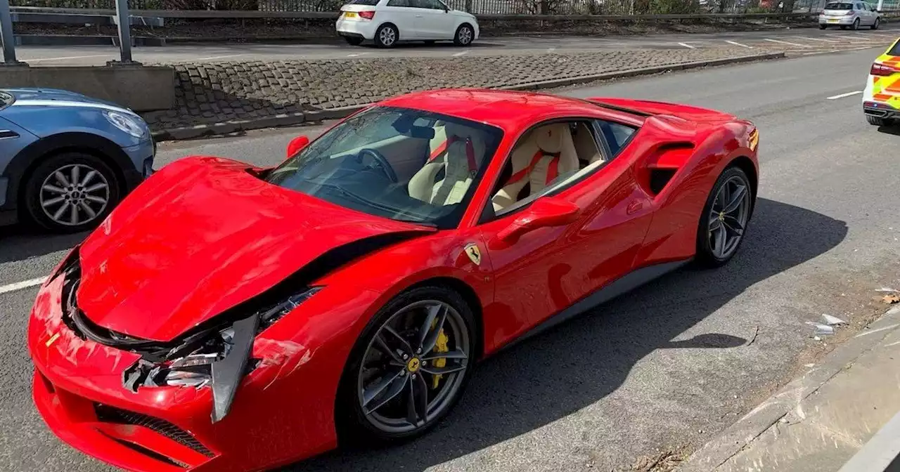 Se compró una Ferrari de 330.000 dólares, salió de la concesionaria y la chocó a los tres kilómetros