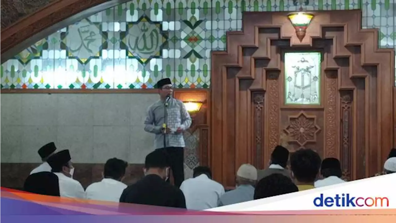 Ridwan Kamil Salat Tarawih Perdana di Masjid Pusdai Jabar