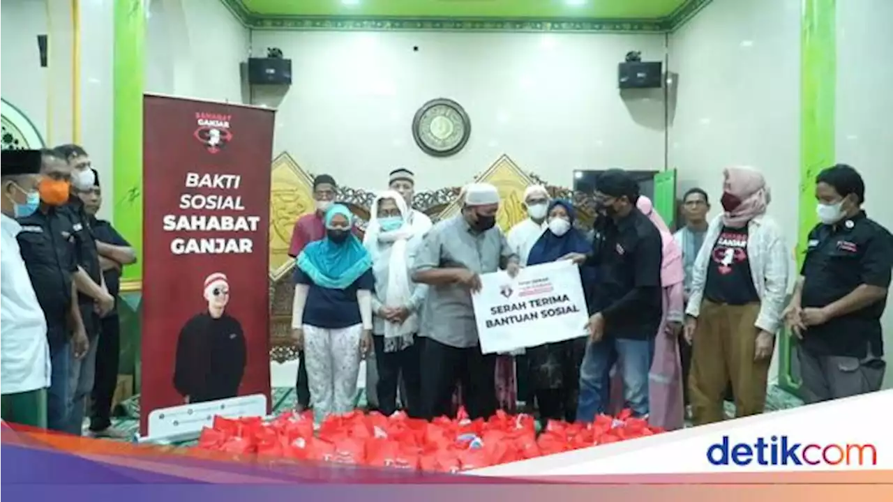 Sahabat Ganjar Bagikan Sembako ke Pengurus Masjid di Wilayah Jakarta