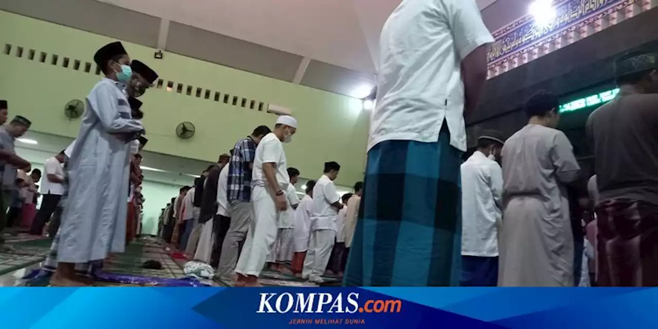 Shalat Tarawih Pertama di Masjid Agung Rangkasbitung, Saf Rapat, Banyak Jemaah Tanpa Masker