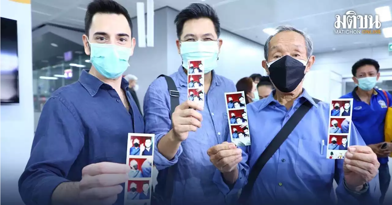 ยิ่งค่ำยิ่งคึก วงวิชาการ-นักกิจกรรมเยี่ยมบูธมติชน 'ชาญวิทย์' ไม่พลาดตู้สติ๊กเกอร์