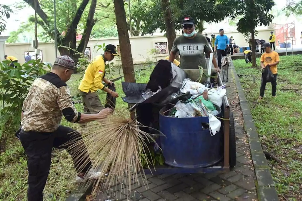 Paman Birin Pimpin Aksi Bersih-bersih di Masjid Raya Sabilal Muhtadin |Republika Online