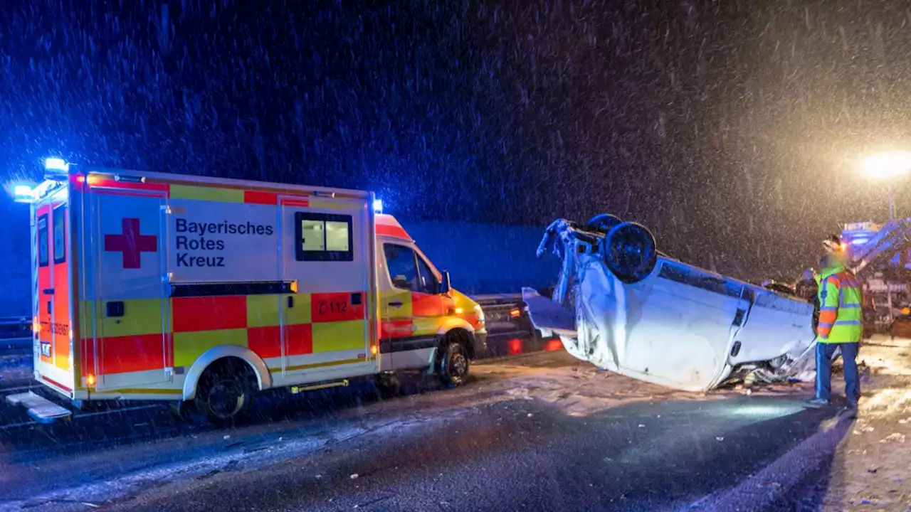 Schnee in Bayern: Unfälle auf glatten Straßen