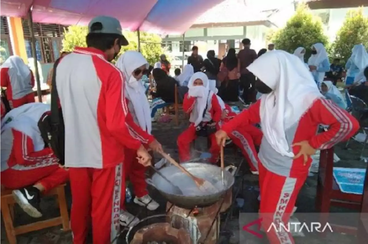 Gerakan Massal Ribuan Siswa Produksi Minyak Goreng dari Kelapa di Sultra